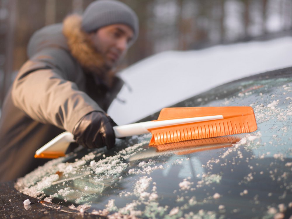 Щітка зі скребком Fiskars SnowXpert