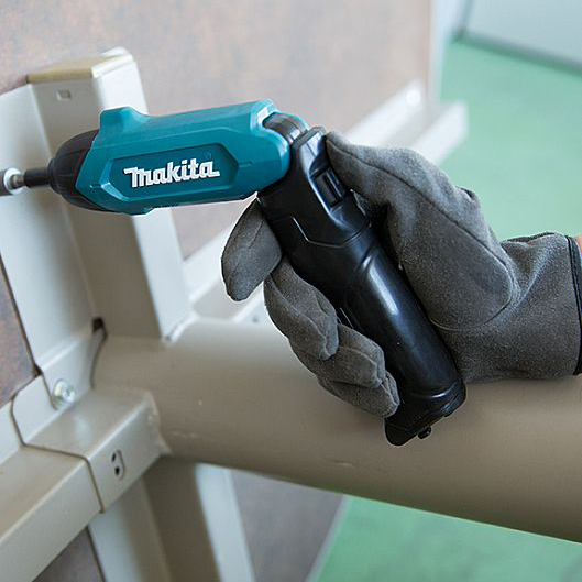 Викрутка акумуляторна Makita DF001DW