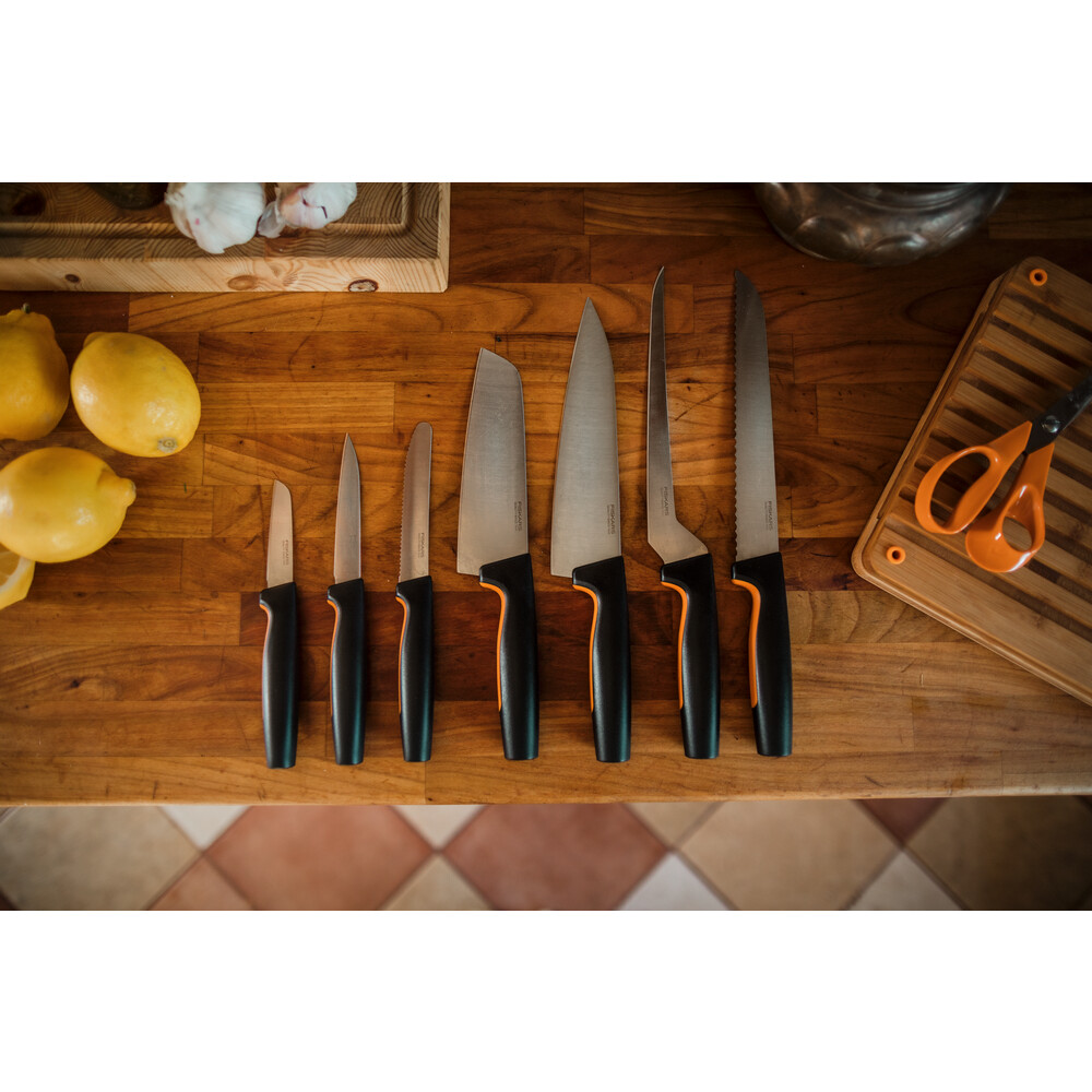 Ніж Santoku Fiskars FF 16 см (1057536)