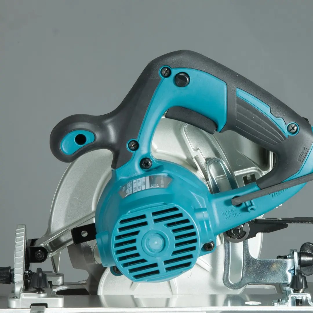 Пила дисковая Makita HS6601