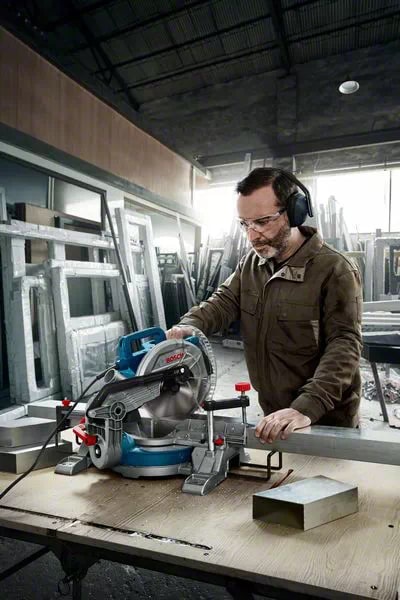 Пила торцювальна Bosch GCM 216, 1300Вт, диск 216мм, 10.1кг