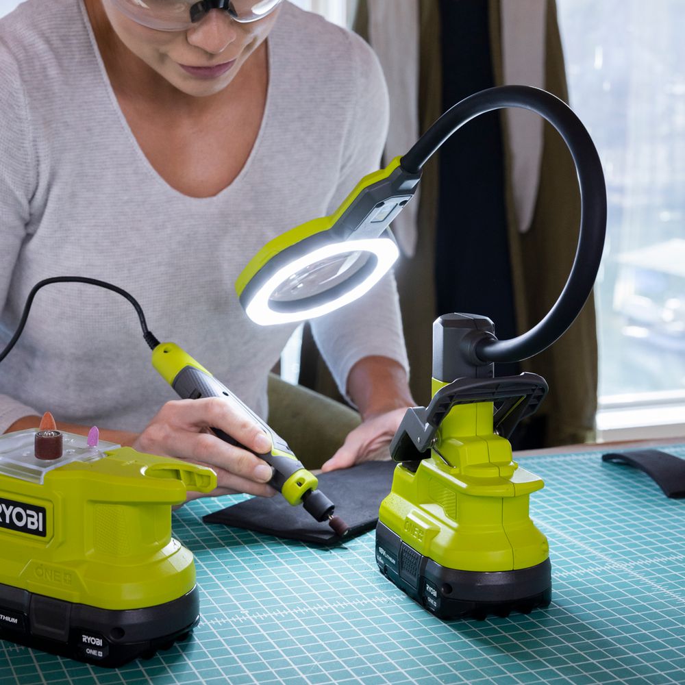 Ліхтар Ryobi RML18-0, 18В ONE+, 500лм, 2 режими,гнучка штанга, збільшувальналінза 86мм (без АКБ та ЗП)