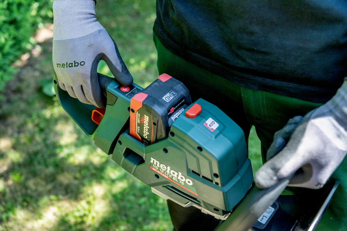 Кусторіз акумуляторний Metabo HS 18 LTX BL 75, 18В, 75см, крок різу 21мм, 4.4кг, без АКБ та ЗП