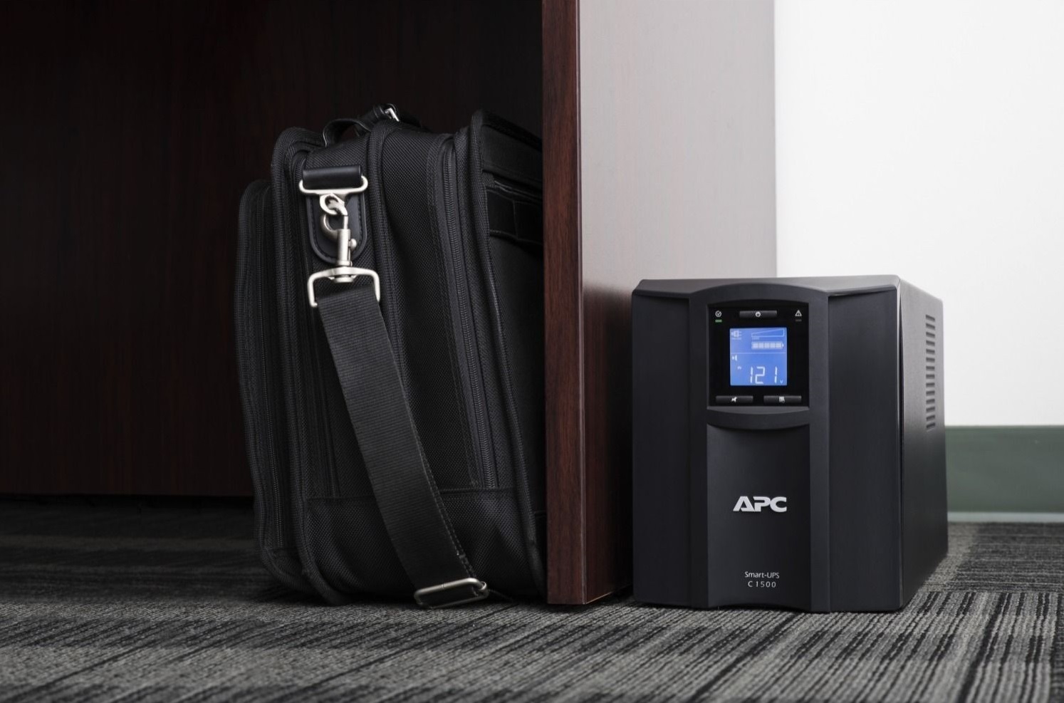 ИБП APC Smart-UPS C 1500VA/900W (SMC1500IC)