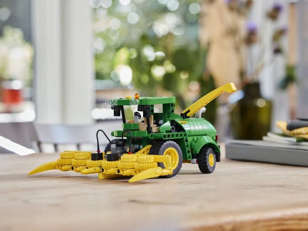 LEGO Technic Кормозбиральний комбайн John Deere 9700 42168