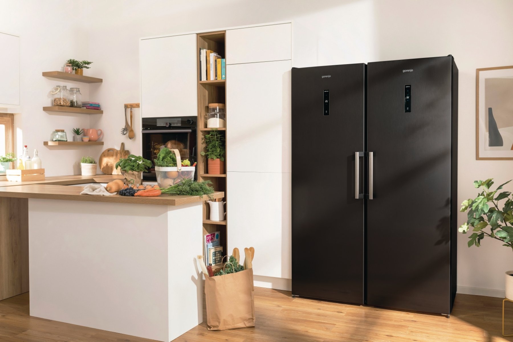 Холодильна камера Gorenje, 185x60х66, 398л, А++, дисплей, зона св-ті, чорний