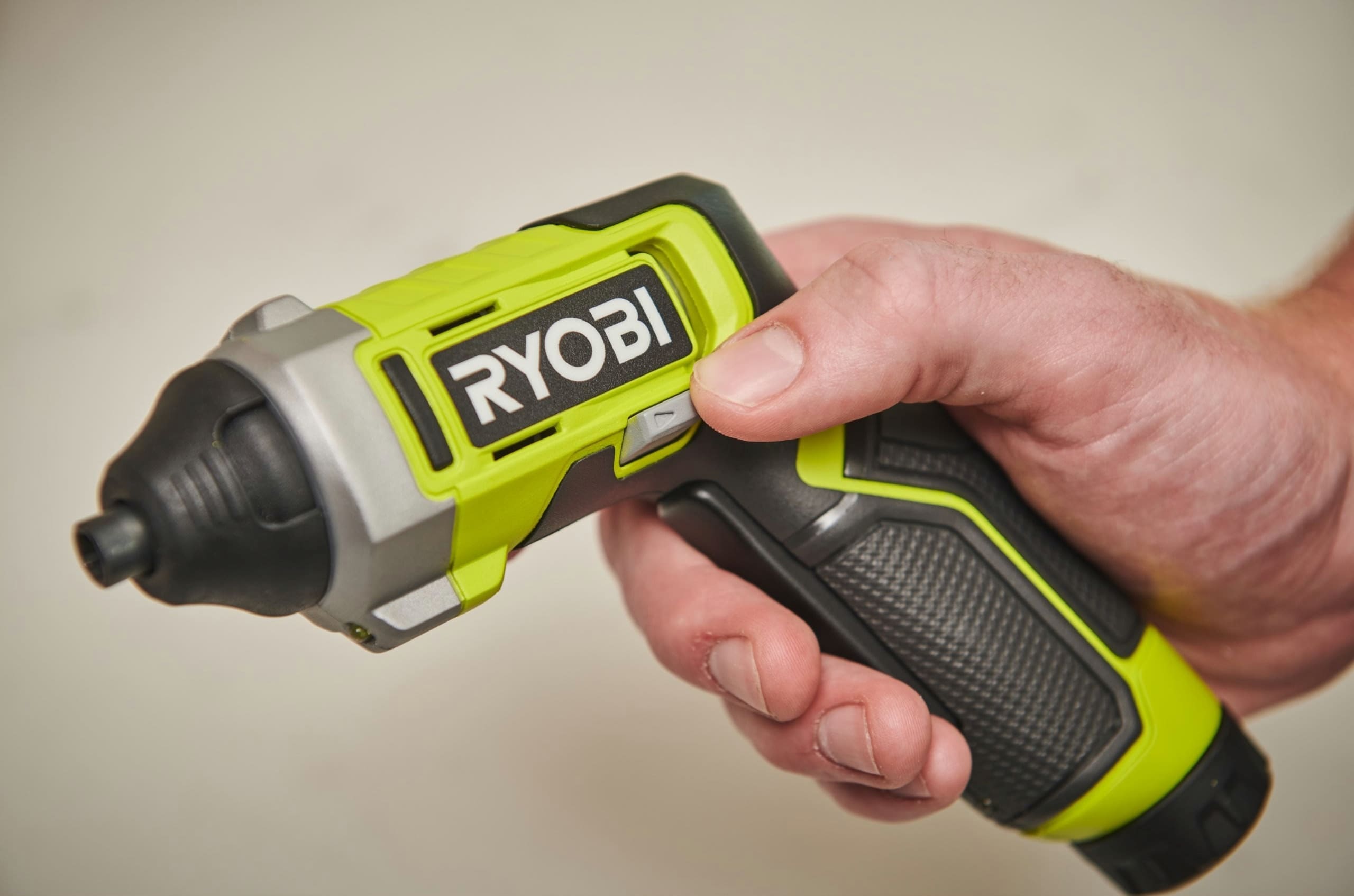 Викрутка акумуляторна Ryobi RSD4-120T, 4В USB Lithium, акб 1х2А•год, 5Нм, 200об•хв, кейс для зберігання, 10 насадок, 0.37кг