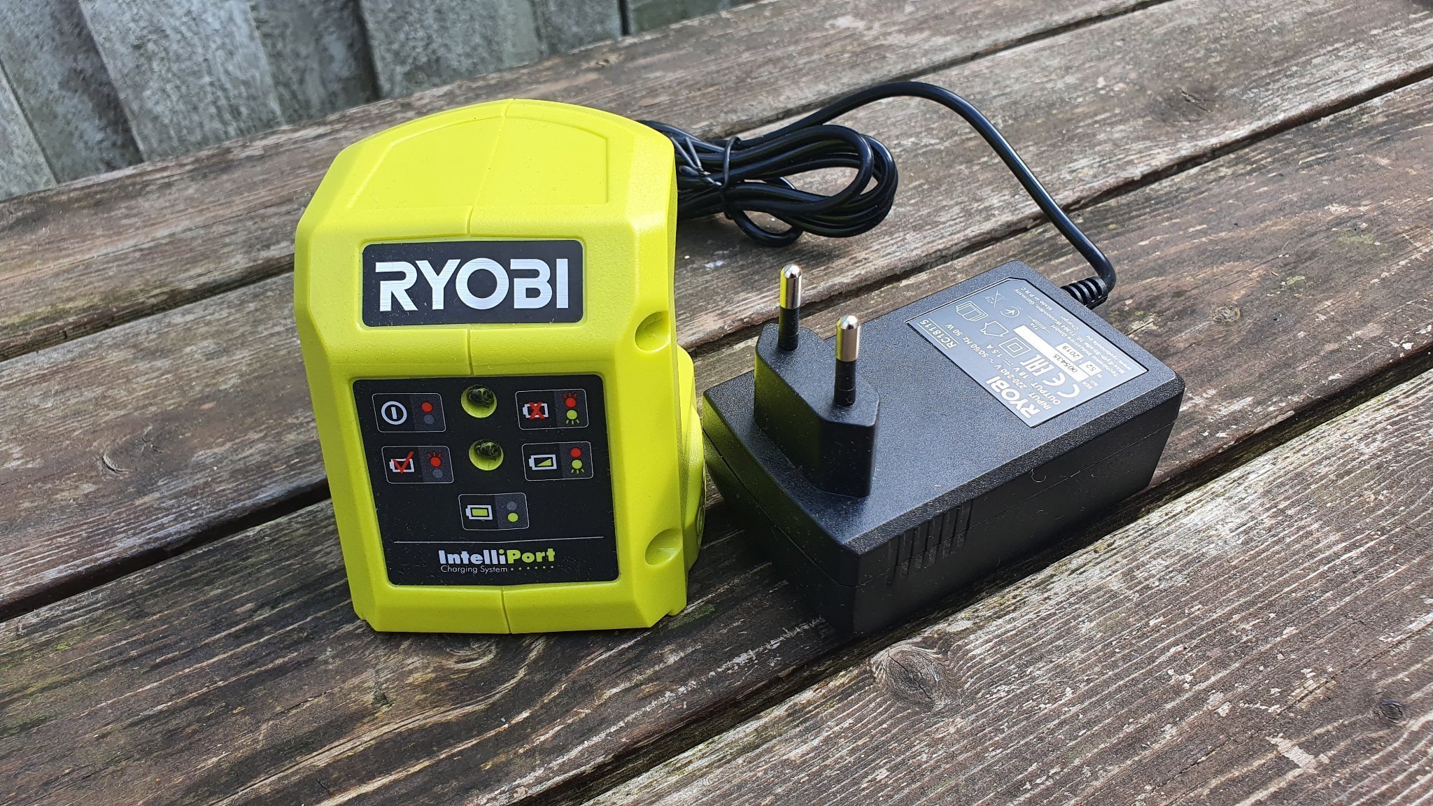 Зарядний пристрій Ryobi RC18115, ONE+ (5133003589)