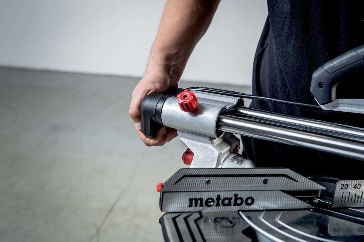 Пила торцовочная Metabo KGS 216 M (613216000)