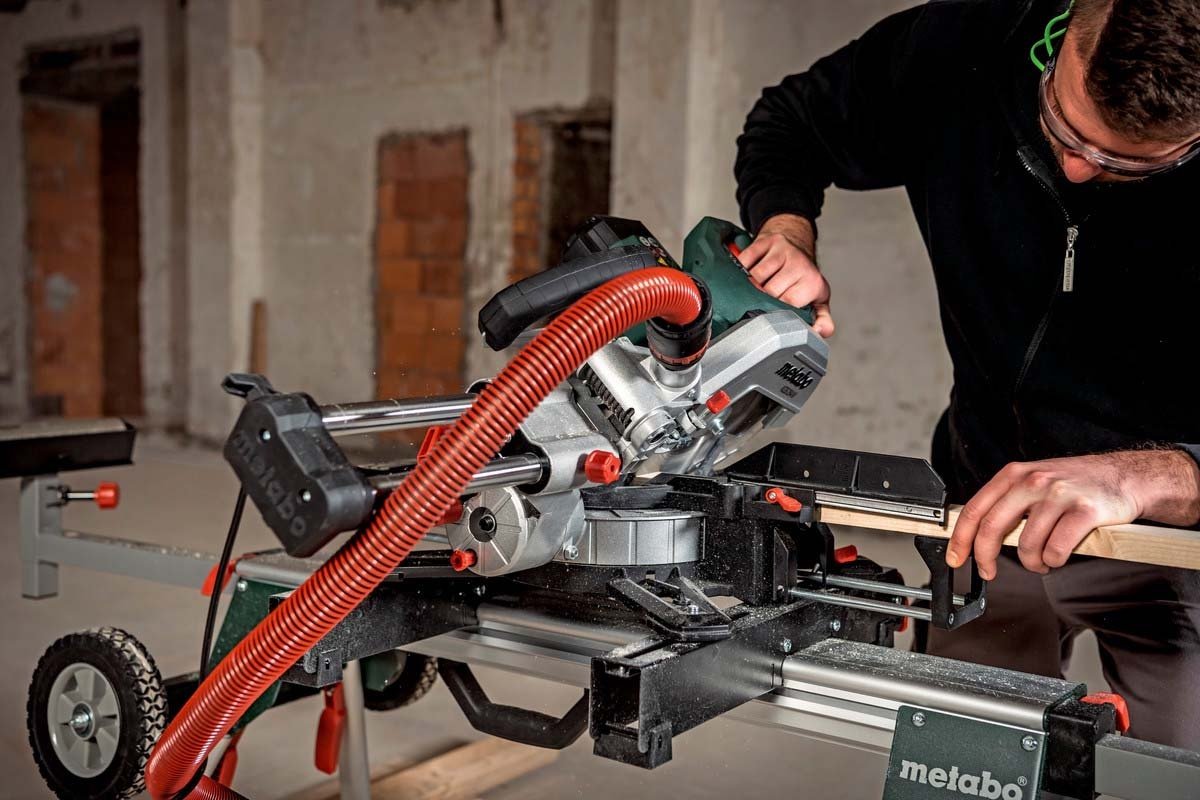 Пила торцовочная Metabo KGS 216 M (613216000)